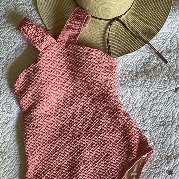Shoshanna Plisse One Piece Crisscross Back Swimsuit
Note-Fits more like a 4🌞 - Picture 2 of 5